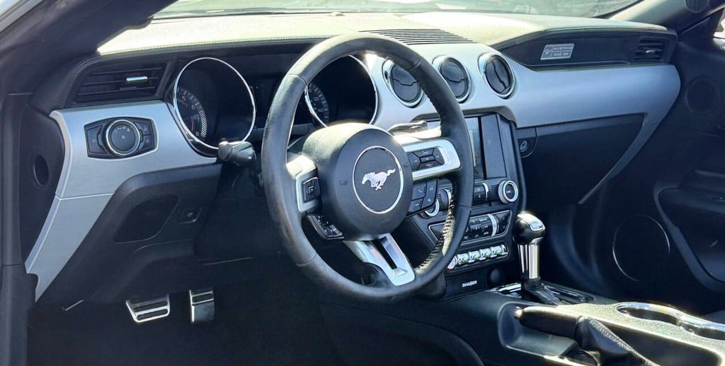 Ford Mustang Vehicle Full-screen Gallery Image 14