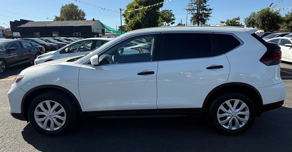 Nissan Rogue Vehicle Full-screen Gallery Image 04