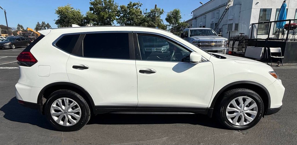 Nissan Rogue Vehicle Full-screen Gallery Image 05