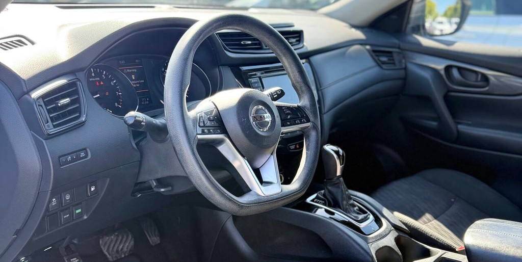 Nissan Rogue Vehicle Full-screen Gallery Image 09