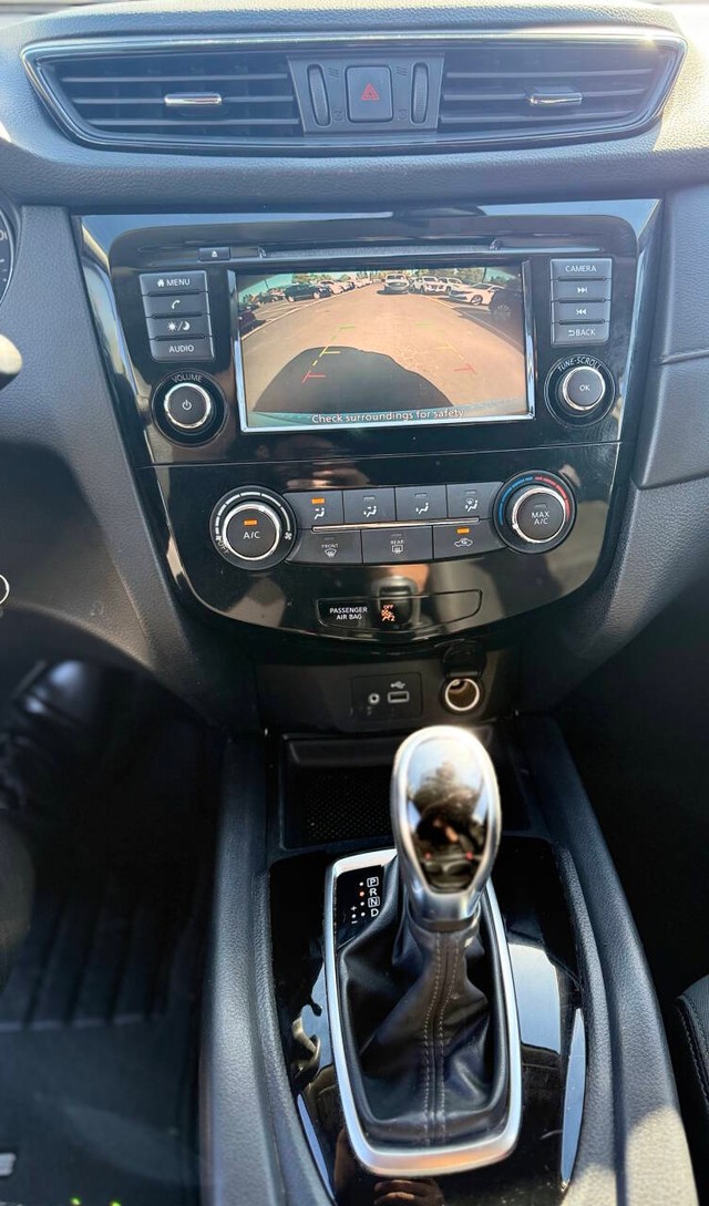 Nissan Rogue Vehicle Full-screen Gallery Image 11