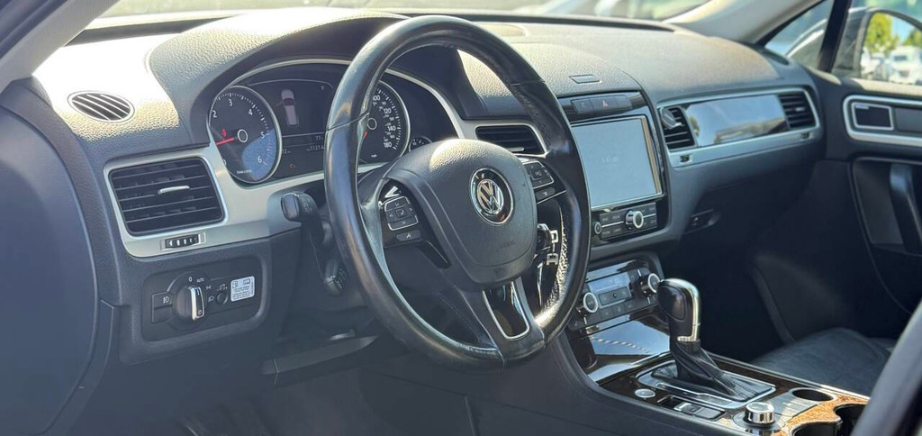 Volkswagen Touareg Vehicle Full-screen Gallery Image 09