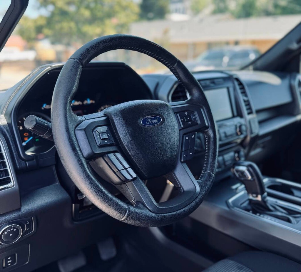 Ford F-150 Vehicle Full-screen Gallery Image 09