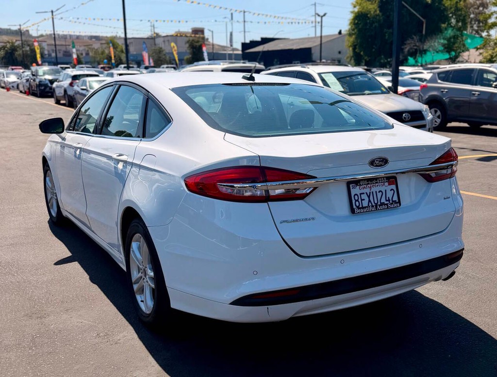 Ford Fusion Vehicle Full-screen Gallery Image 04