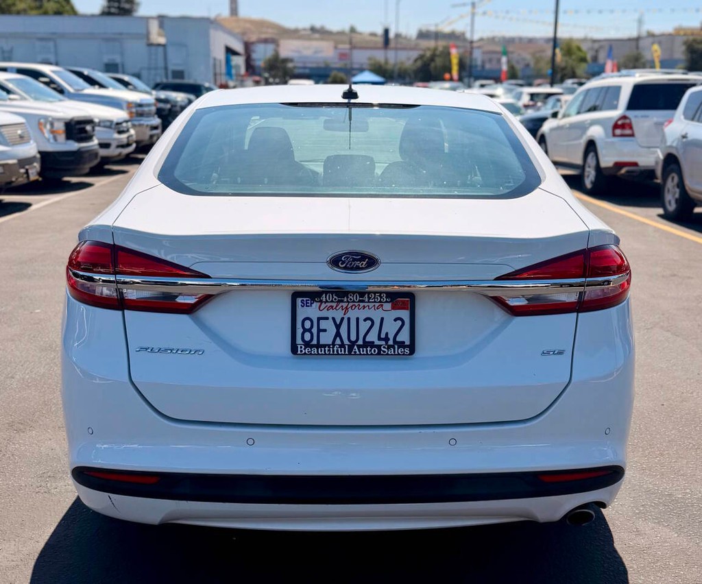 Ford Fusion Vehicle Full-screen Gallery Image 05