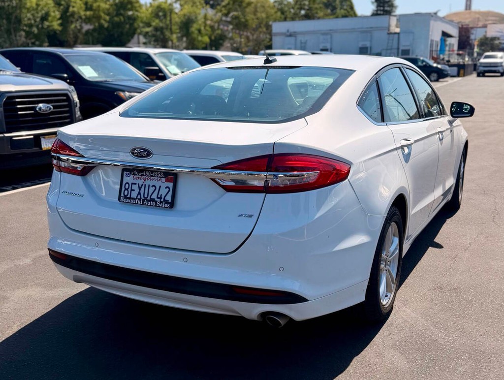 Ford Fusion Vehicle Full-screen Gallery Image 07