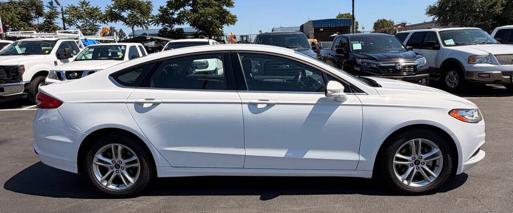 Ford Fusion Vehicle Full-screen Gallery Image 08