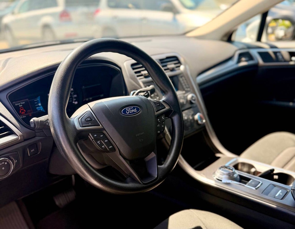 Ford Fusion Vehicle Full-screen Gallery Image 10