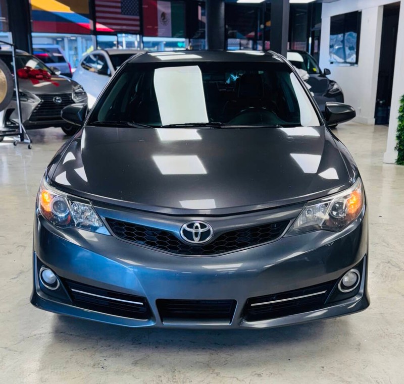 Toyota Camry Vehicle Full-screen Gallery Image 03