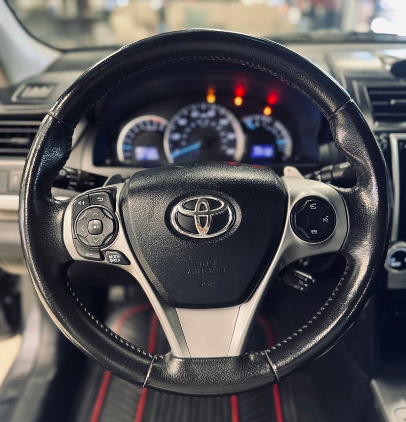 Toyota Camry Vehicle Full-screen Gallery Image 09