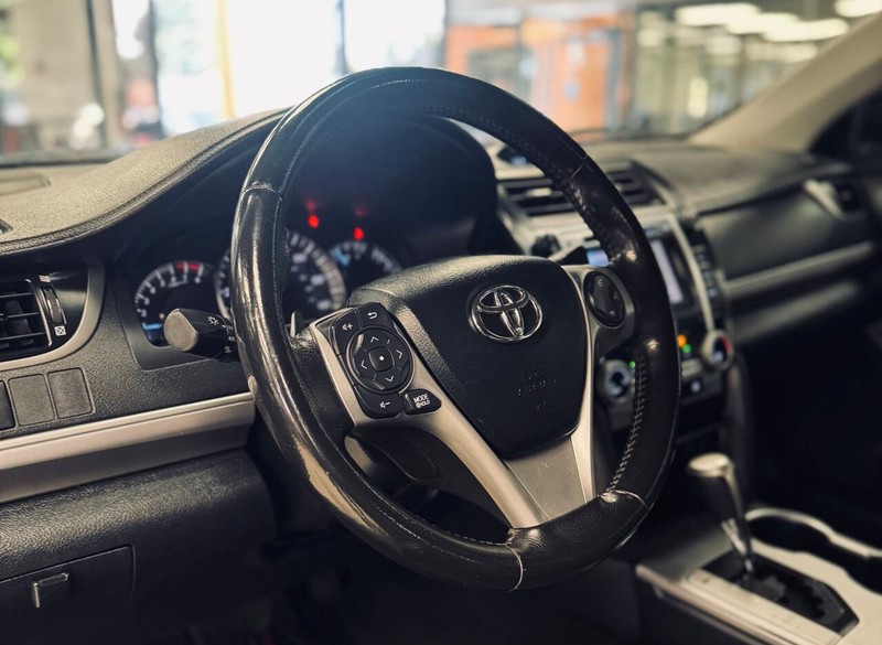 Toyota Camry Vehicle Full-screen Gallery Image 10