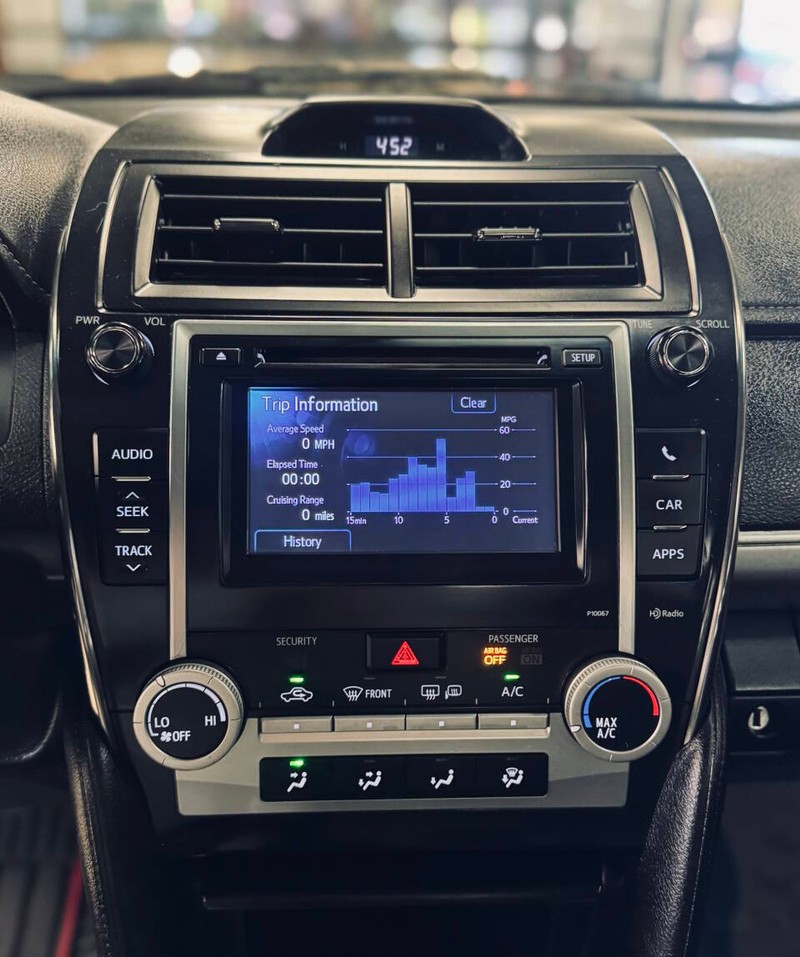 Toyota Camry Vehicle Full-screen Gallery Image 11