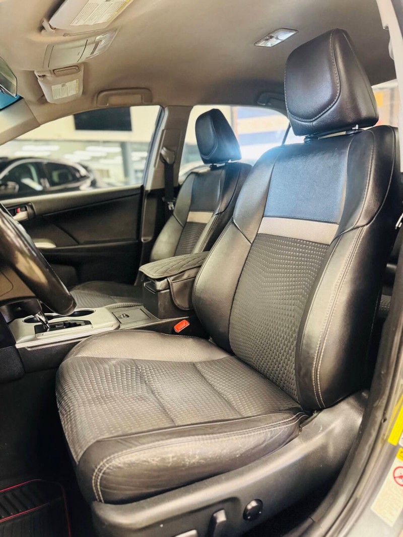Toyota Camry Vehicle Full-screen Gallery Image 12