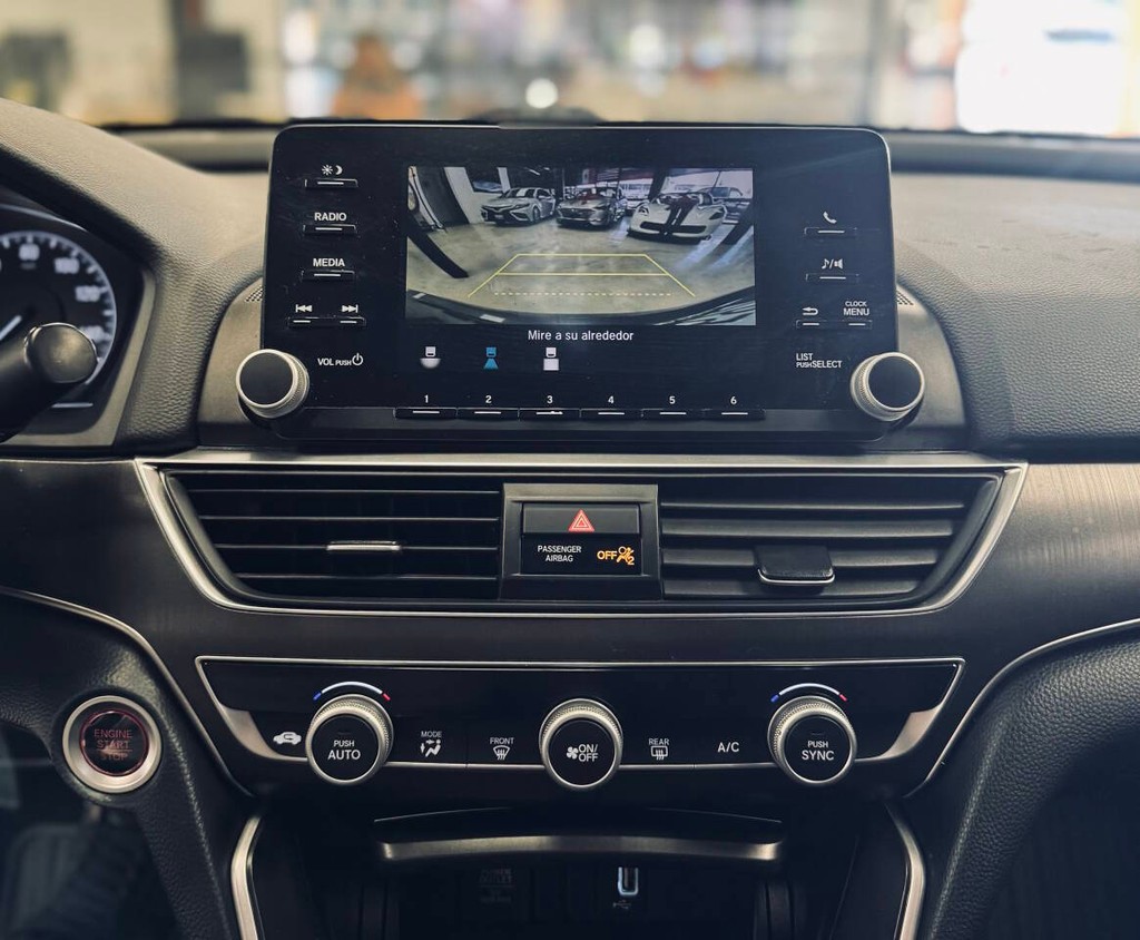 Honda Accord Sedan Vehicle Full-screen Gallery Image 11