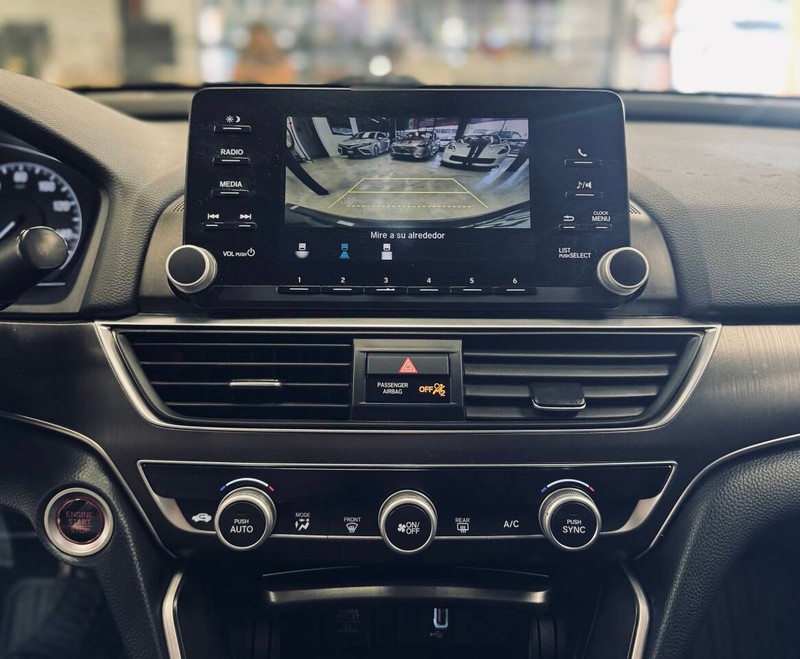 Honda Accord Sedan Vehicle Full-screen Gallery Image 11