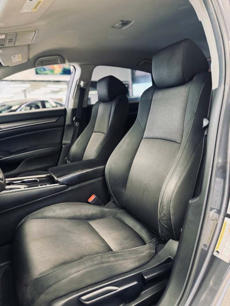 Honda Accord Sedan Vehicle Full-screen Gallery Image 12