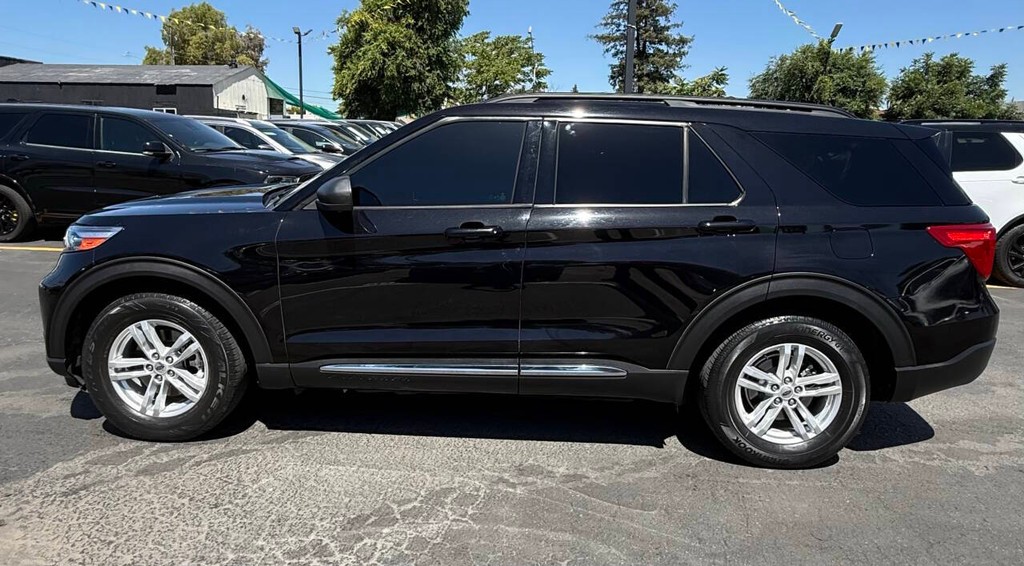 Ford Explorer Vehicle Full-screen Gallery Image 04