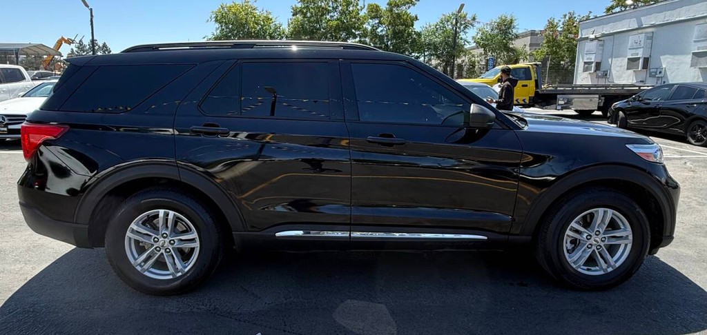 Ford Explorer Vehicle Full-screen Gallery Image 05