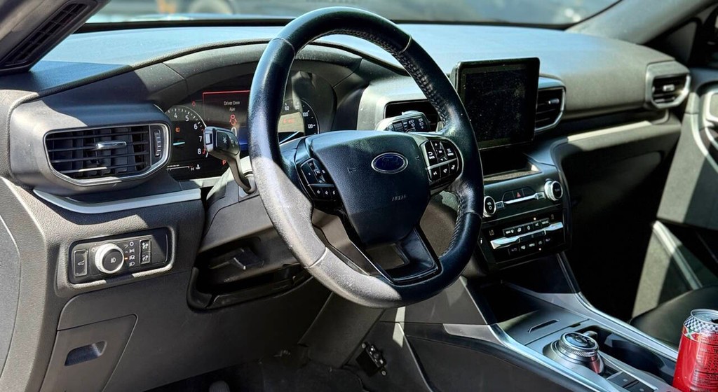 Ford Explorer Vehicle Full-screen Gallery Image 09