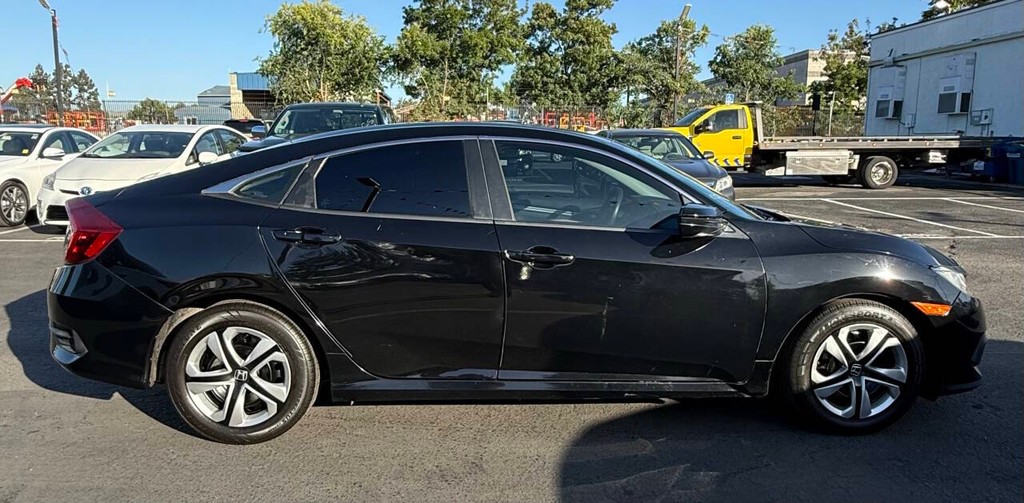 Honda Civic Sedan Vehicle Full-screen Gallery Image 05
