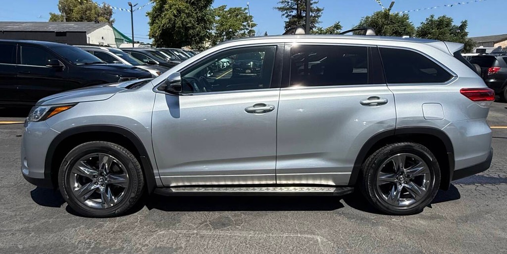 Toyota Highlander Vehicle Full-screen Gallery Image 04