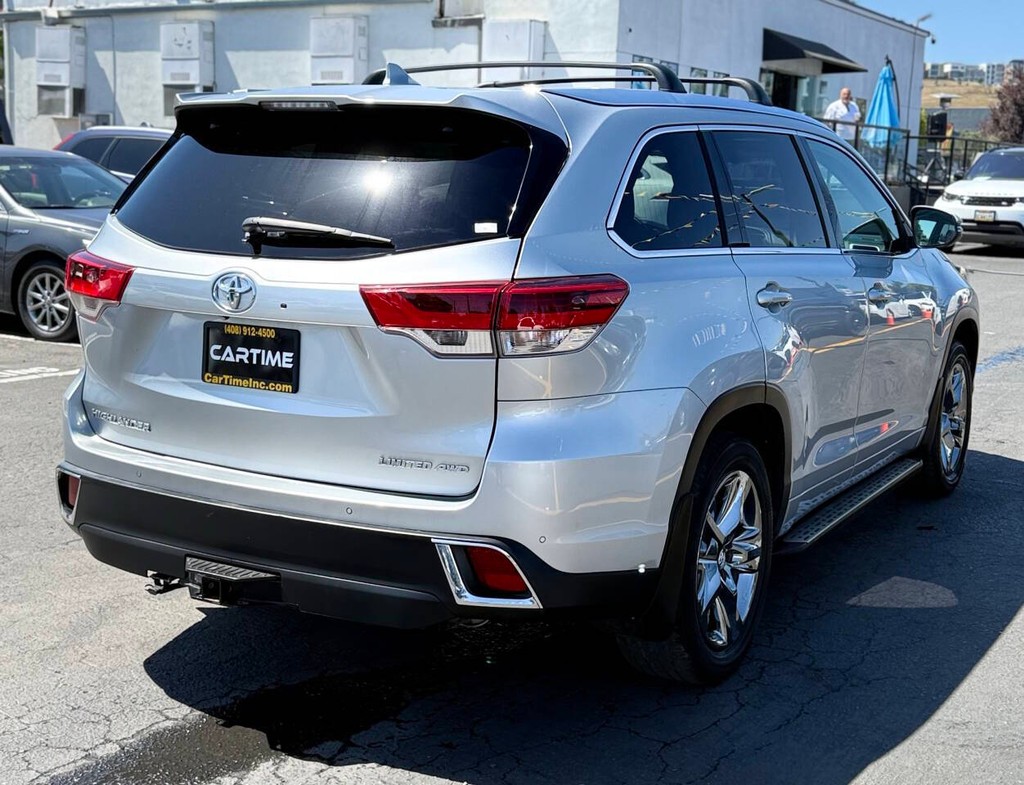 Toyota Highlander Vehicle Full-screen Gallery Image 06