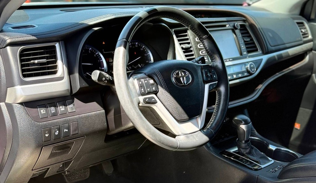 Toyota Highlander Vehicle Full-screen Gallery Image 09