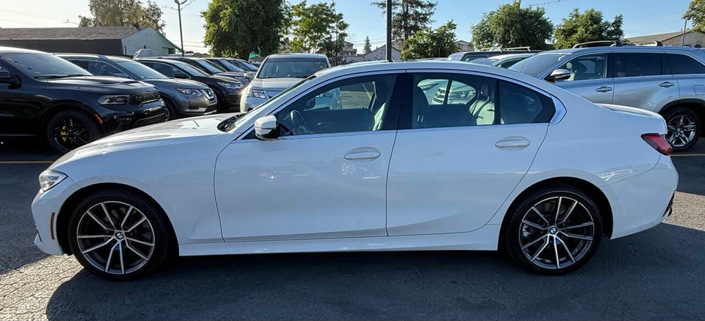 BMW 3 Series Vehicle Full-screen Gallery Image 04