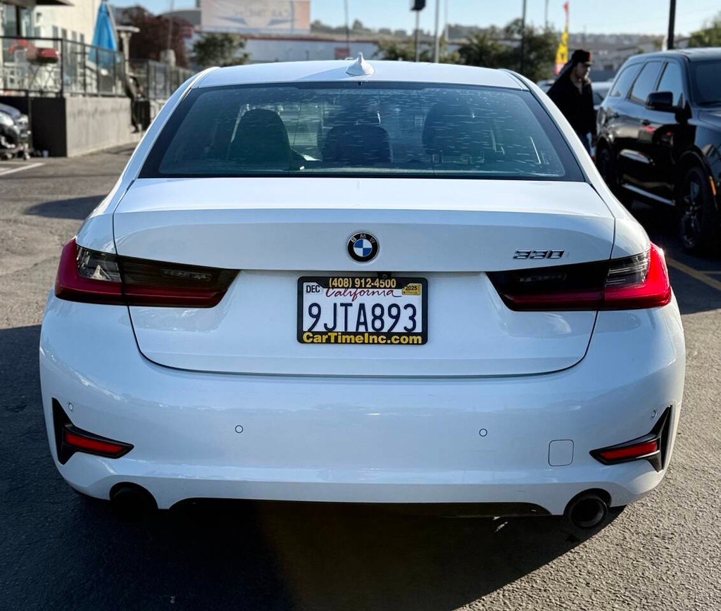 BMW 3 Series Vehicle Full-screen Gallery Image 07