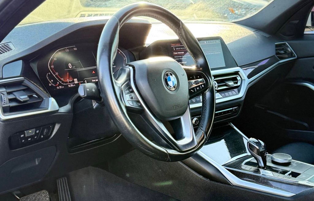BMW 3 Series Vehicle Full-screen Gallery Image 09