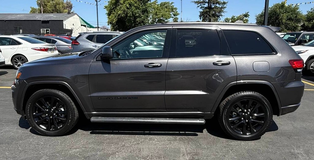 Jeep Grand Cherokee Vehicle Full-screen Gallery Image 04