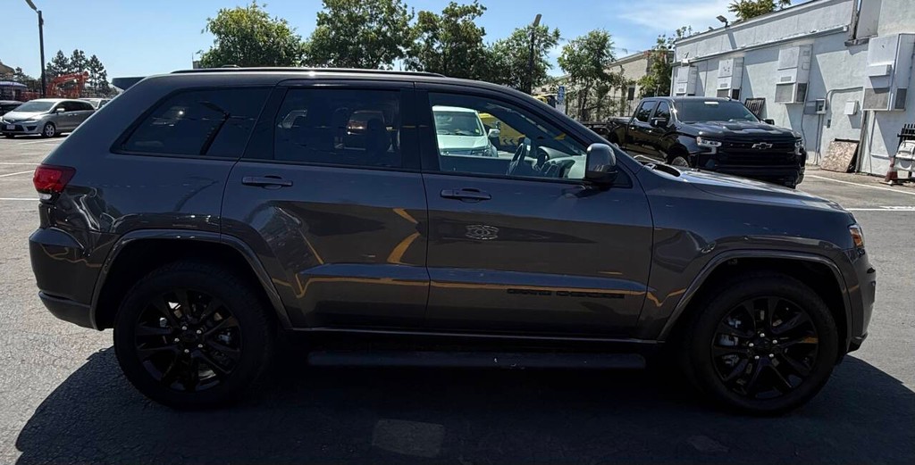 Jeep Grand Cherokee Vehicle Full-screen Gallery Image 05