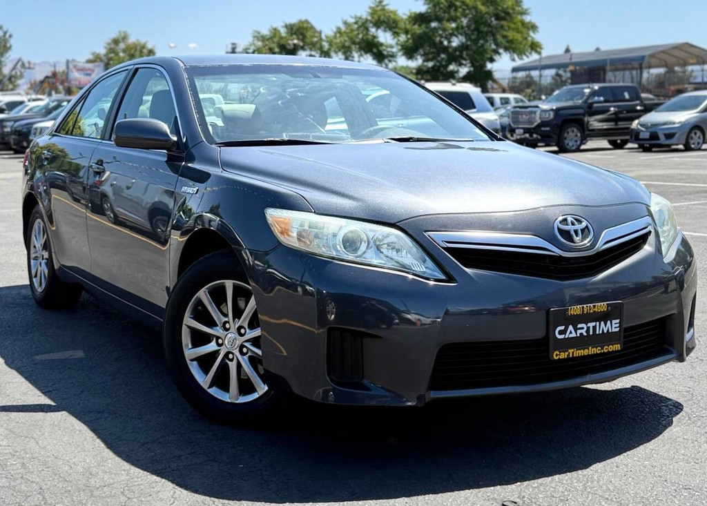 Toyota Camry Hybrid Vehicle Full-screen Gallery Image 02