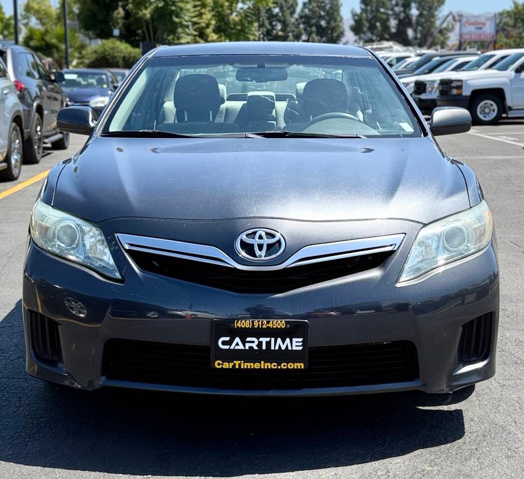 Toyota Camry Hybrid Vehicle Full-screen Gallery Image 03