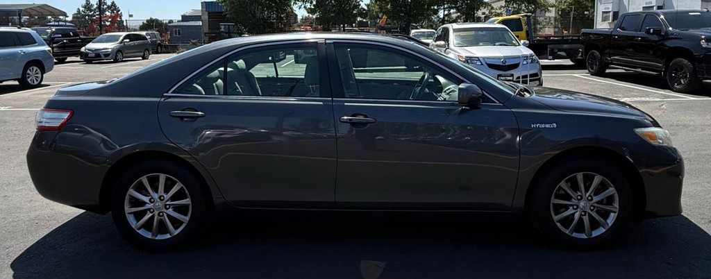 Toyota Camry Hybrid Vehicle Full-screen Gallery Image 04