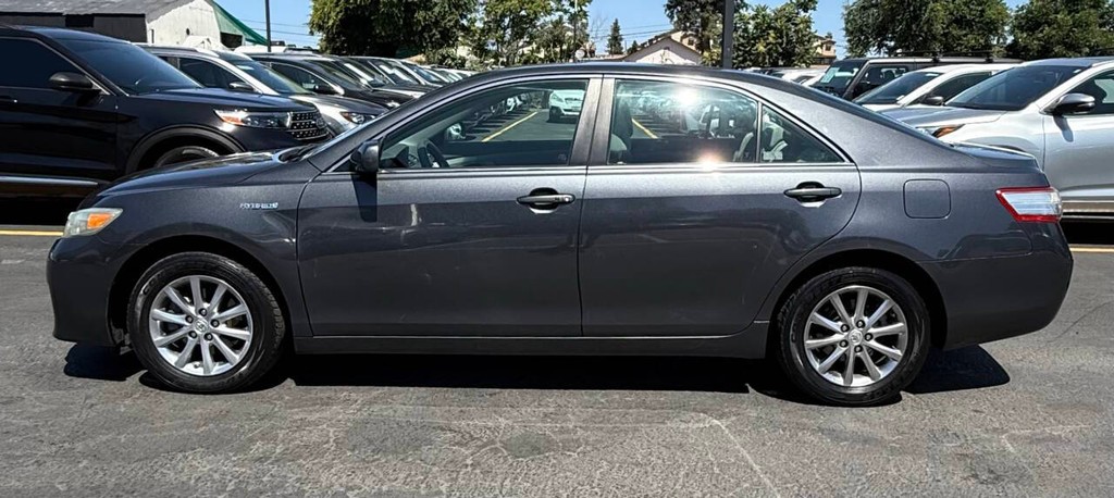 Toyota Camry Hybrid Vehicle Full-screen Gallery Image 05
