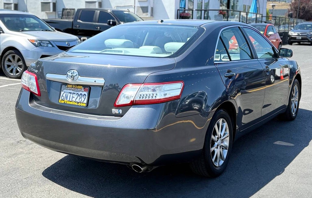Toyota Camry Hybrid Vehicle Full-screen Gallery Image 06