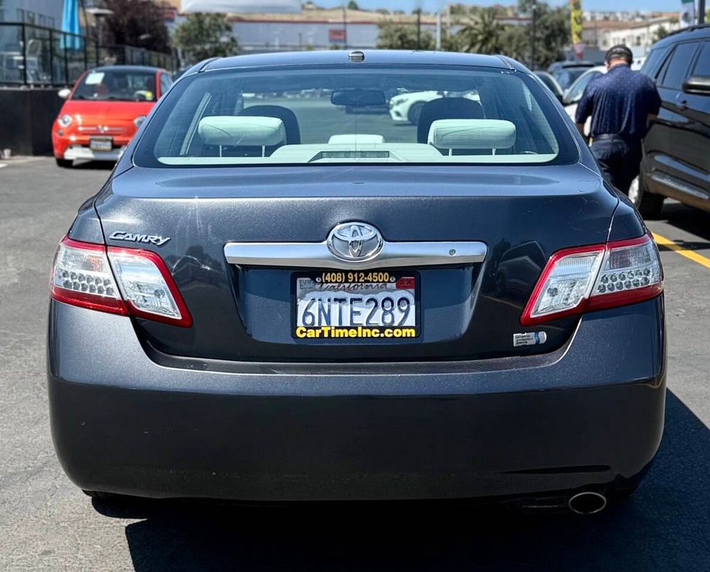Toyota Camry Hybrid Vehicle Full-screen Gallery Image 07