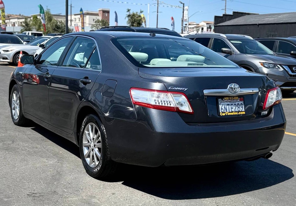 Toyota Camry Hybrid Vehicle Full-screen Gallery Image 08