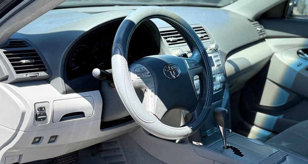 Toyota Camry Hybrid Vehicle Full-screen Gallery Image 09