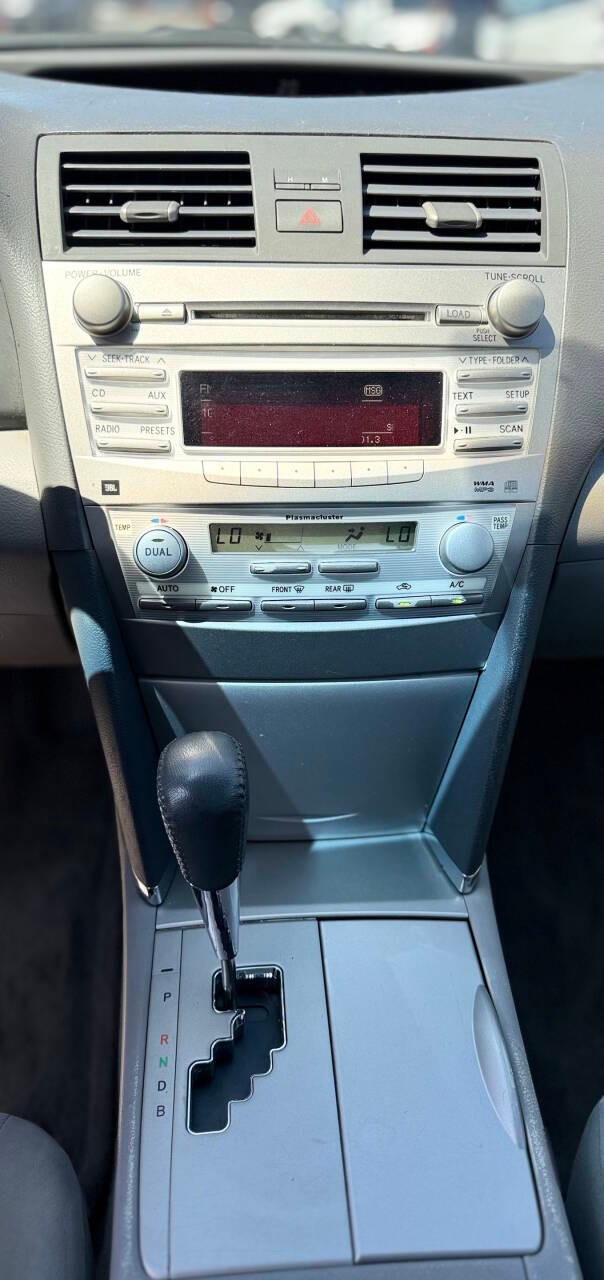 Toyota Camry Hybrid Vehicle Full-screen Gallery Image 11