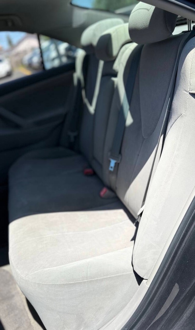 Toyota Camry Hybrid Vehicle Full-screen Gallery Image 15