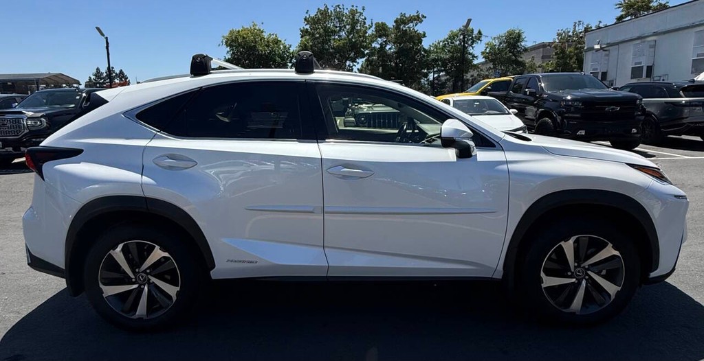 Lexus NX Vehicle Full-screen Gallery Image 05