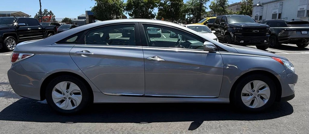 Hyundai Sonata Hybrid Vehicle Full-screen Gallery Image 05