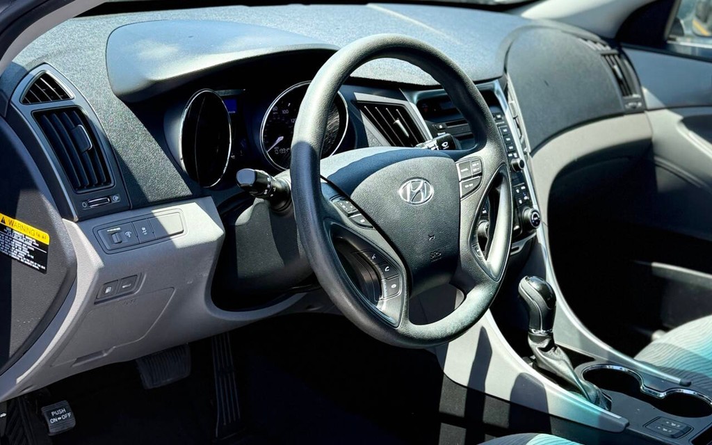 Hyundai Sonata Hybrid Vehicle Full-screen Gallery Image 09