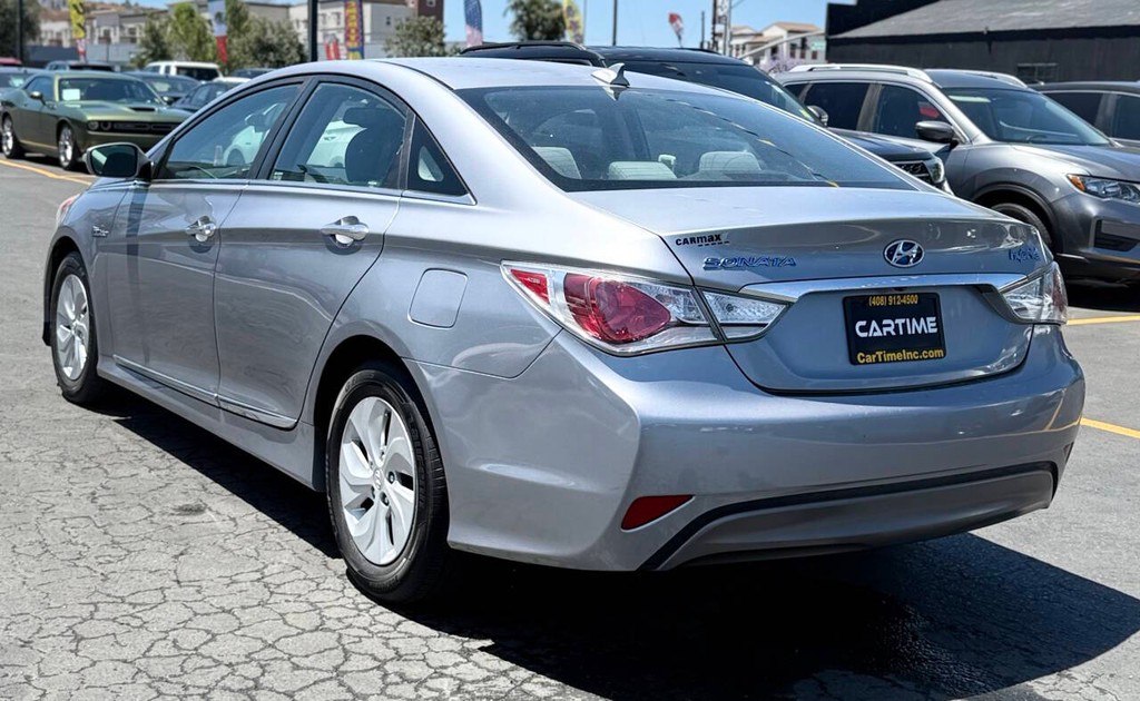Hyundai Sonata Hybrid Vehicle Full-screen Gallery Image 10