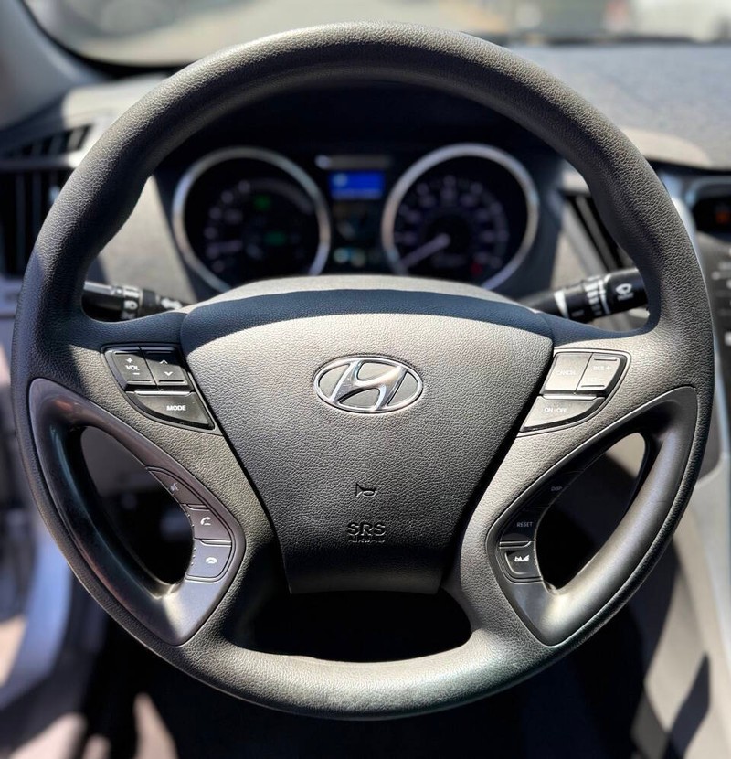 Hyundai Sonata Hybrid Vehicle Full-screen Gallery Image 12