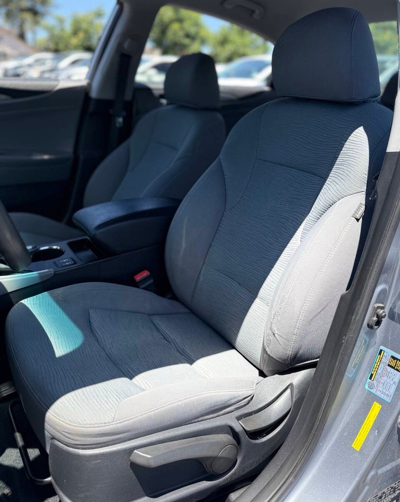 Hyundai Sonata Hybrid Vehicle Full-screen Gallery Image 13