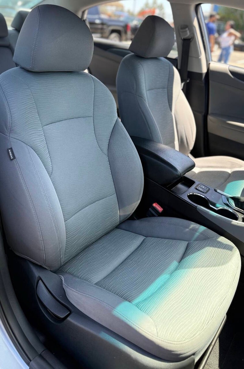 Hyundai Sonata Hybrid Vehicle Full-screen Gallery Image 14