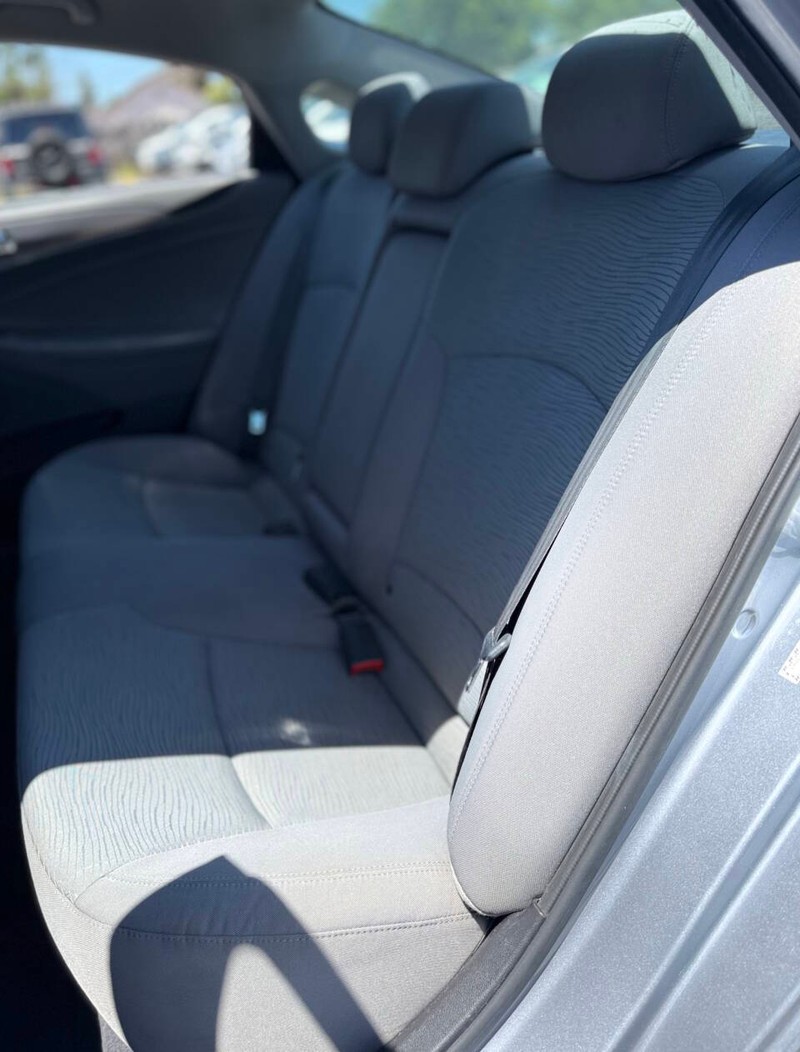 Hyundai Sonata Hybrid Vehicle Full-screen Gallery Image 16